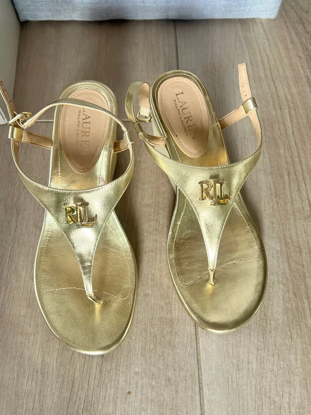 Lauren Ralph Lauren Gold Wedge Sandals Jeannie Size 7.5B T Strap Thong